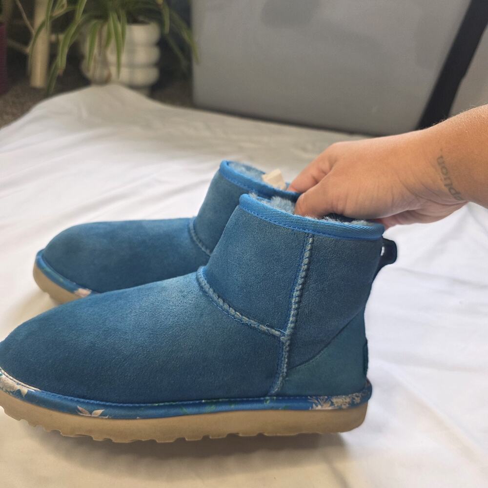 UGG Classic Short boots floral Blue Size 6 Suede Blue Lining Winter Fall Snow